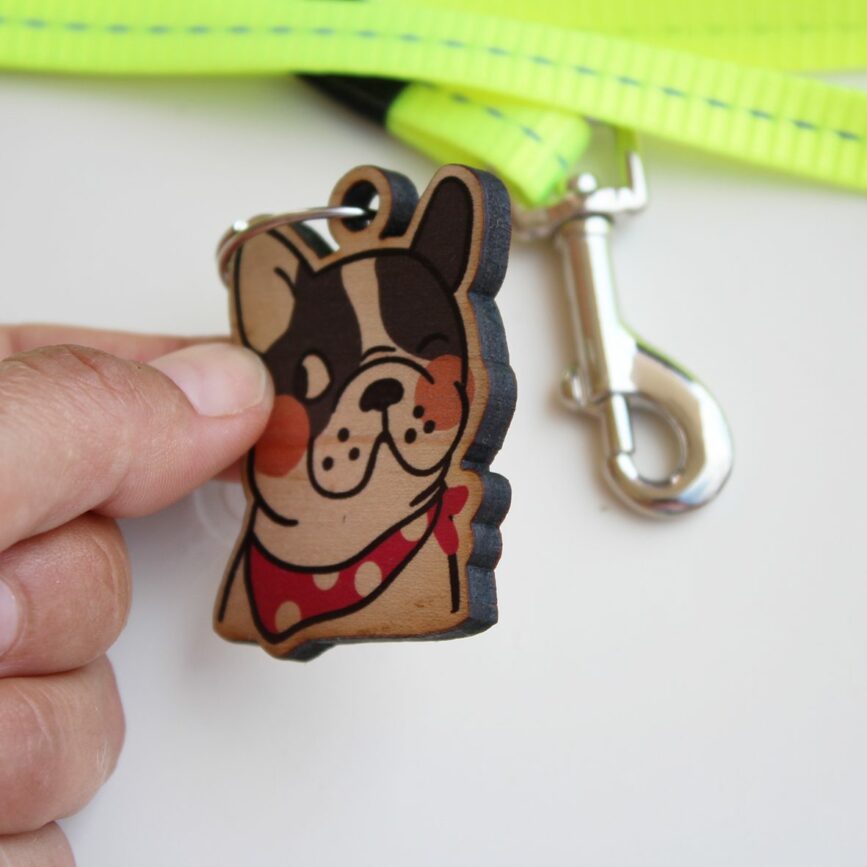placa con nombre para perros impresa en madera. Parte delantera