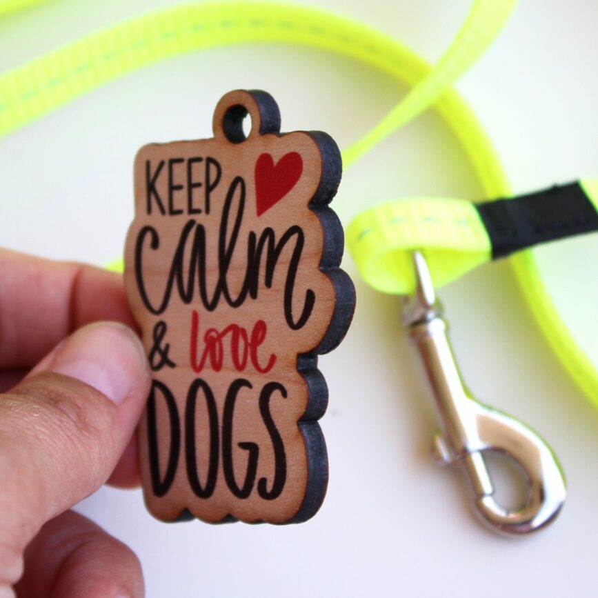 Placas con nombre para perros impresa en madera de maple.