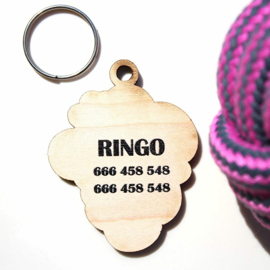 Chapa con nombre y telefonos para perros impresa sobre madera