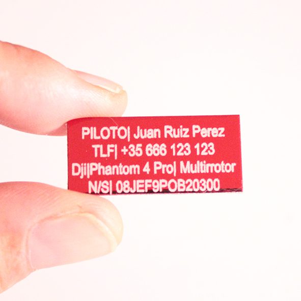 Placa identificativa drone grabada en aluminio rojo