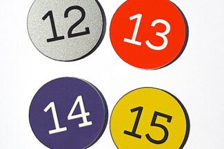 Placas numeradas en plástico bicapa