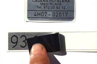 Adhesivos metalizados grabados en láser