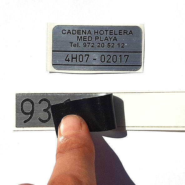 Adhesivos metalizados grabados en láser