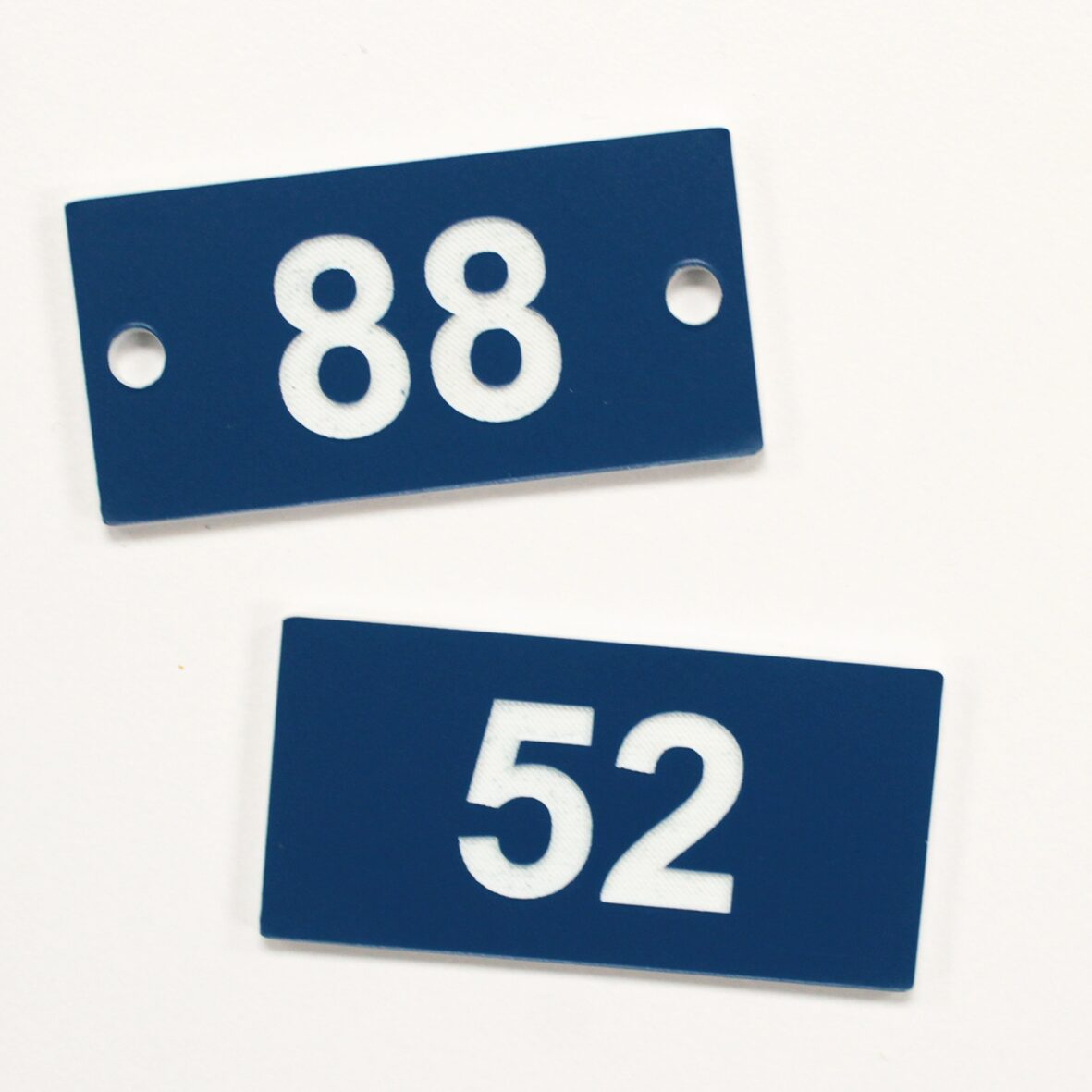 Placa con números con agujeros