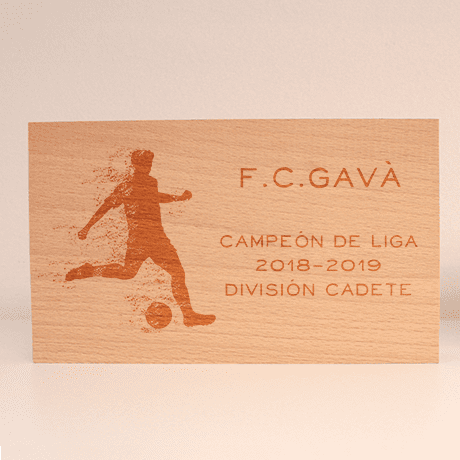 Placa conmemorativa gradaba en madera