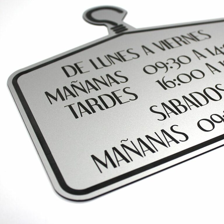 Placa comercial grabada en plástico bicapa.