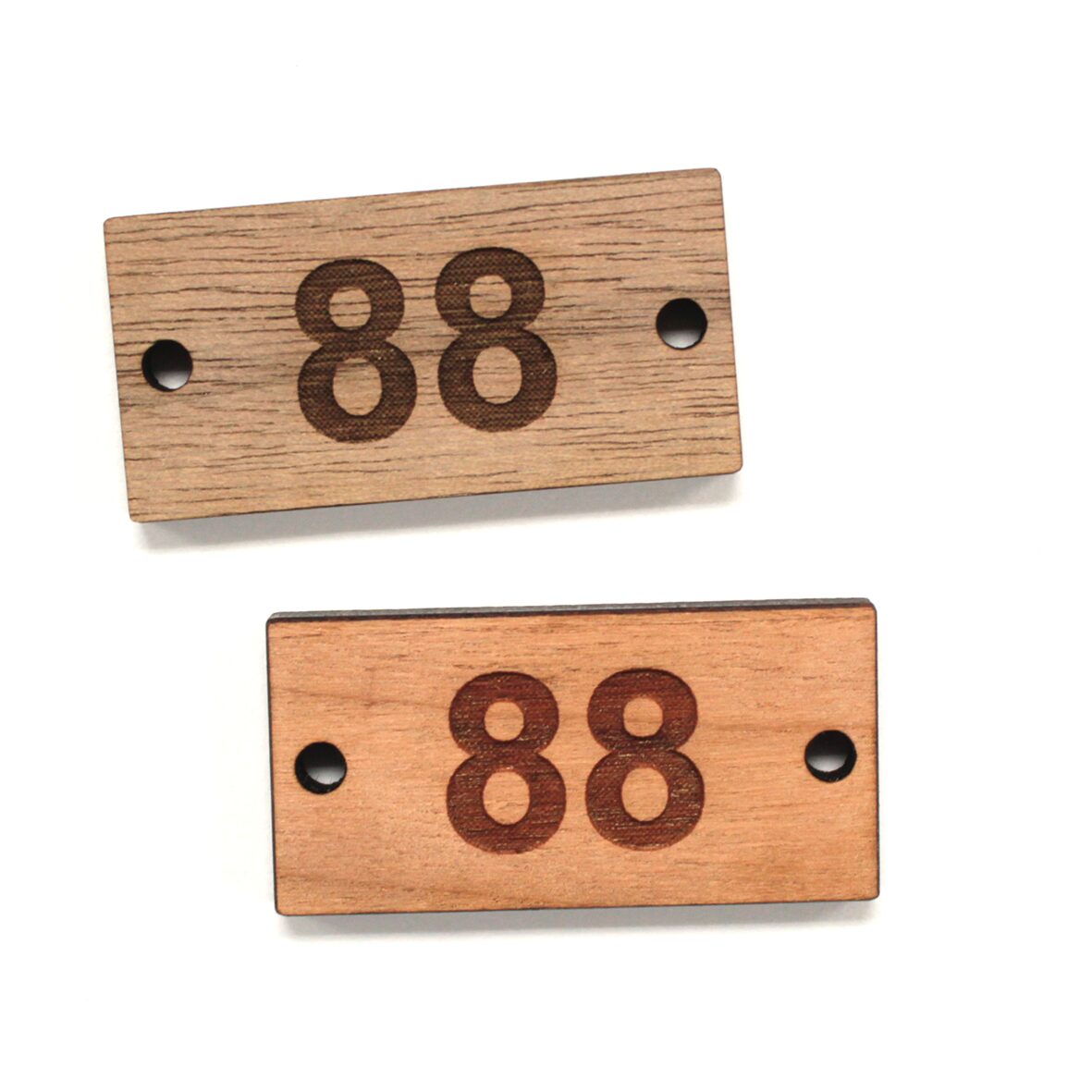 Chapas de madera con número y agujeros