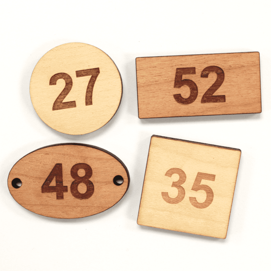 Placas numeradas de madera
