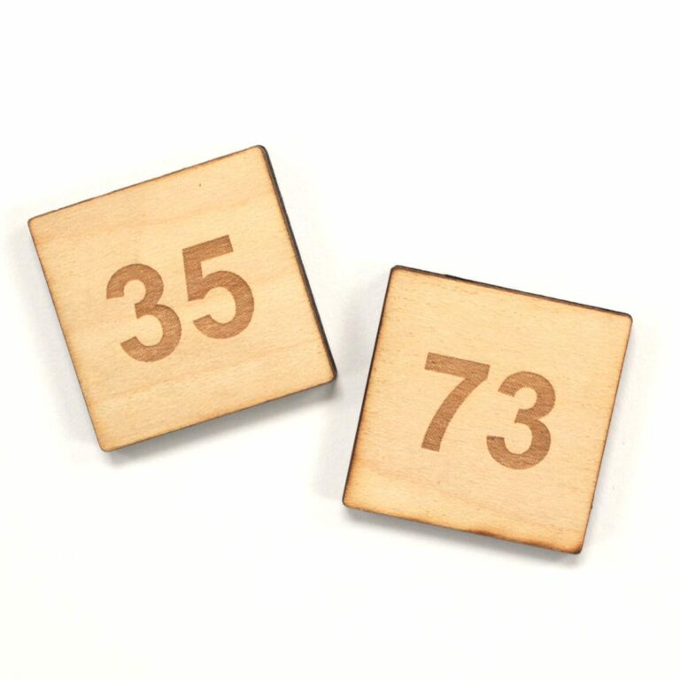 Placas numeradas de madera