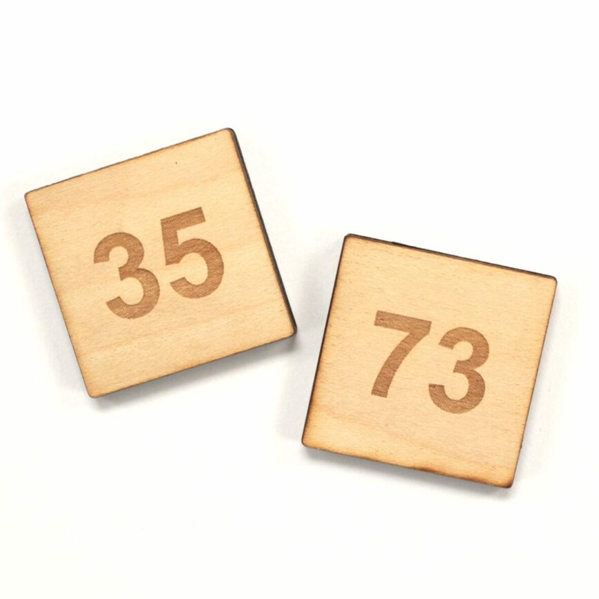 Placas numeradas de madera