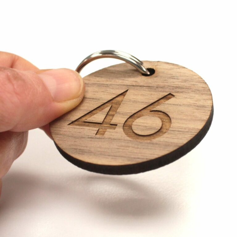 Llavero de madera con número