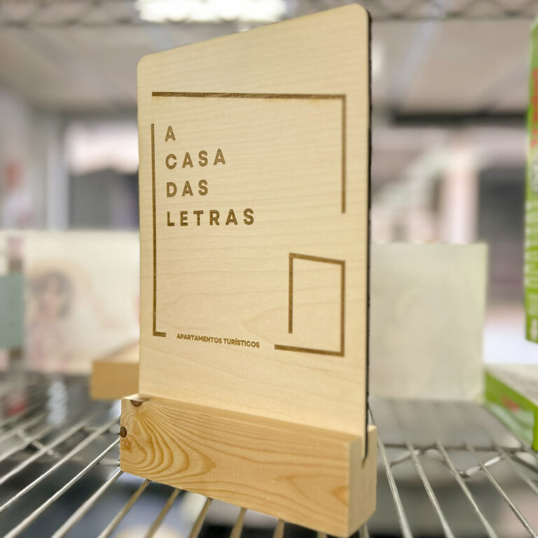 cartel de madera para sobremesa