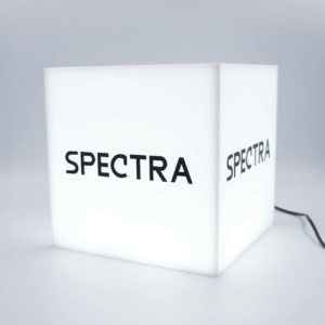 Caja de metacrilato cúbica con logo iluminada LED