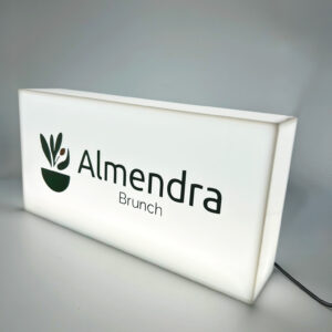 Caja de metacrilato blanca rectangular con logo iluminada LED