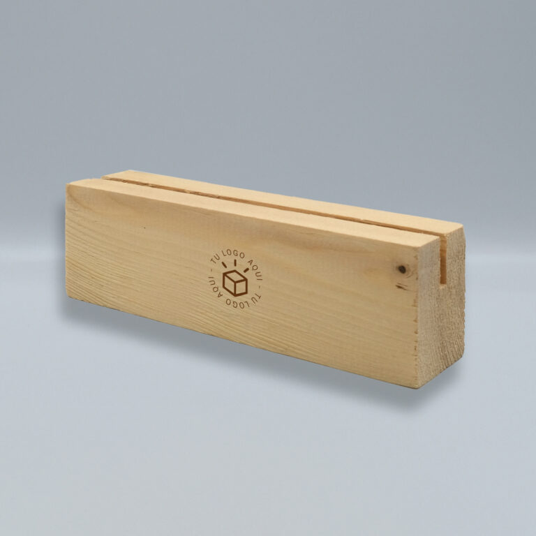 peana de madera personalizada con logotipo