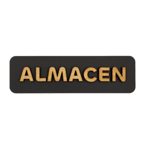 Placas de señalética de metacrilato negro con letras de madera