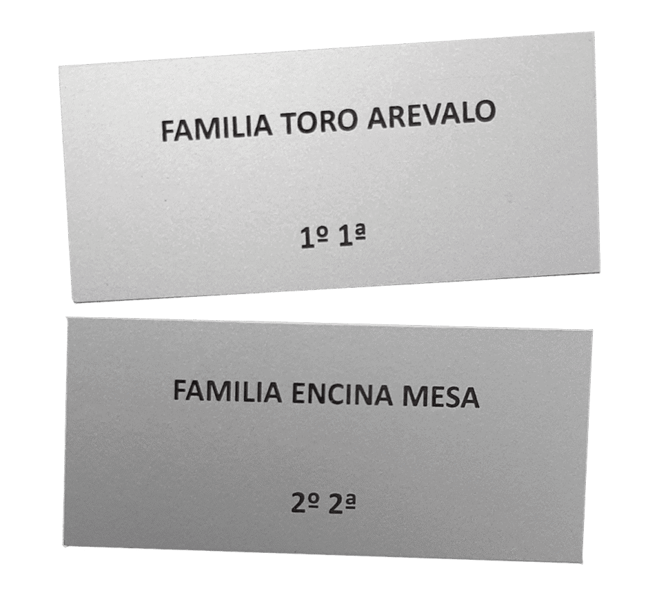placas para buzones de aluminio plateado con nombres grabados en letra negra