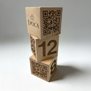 Cubo de madera con grabado personalizado